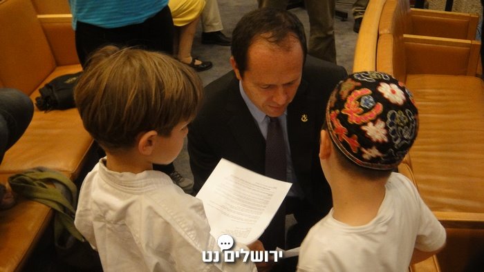 הילדים מגישים לראש העיר את המכתב בישיבת המועצה