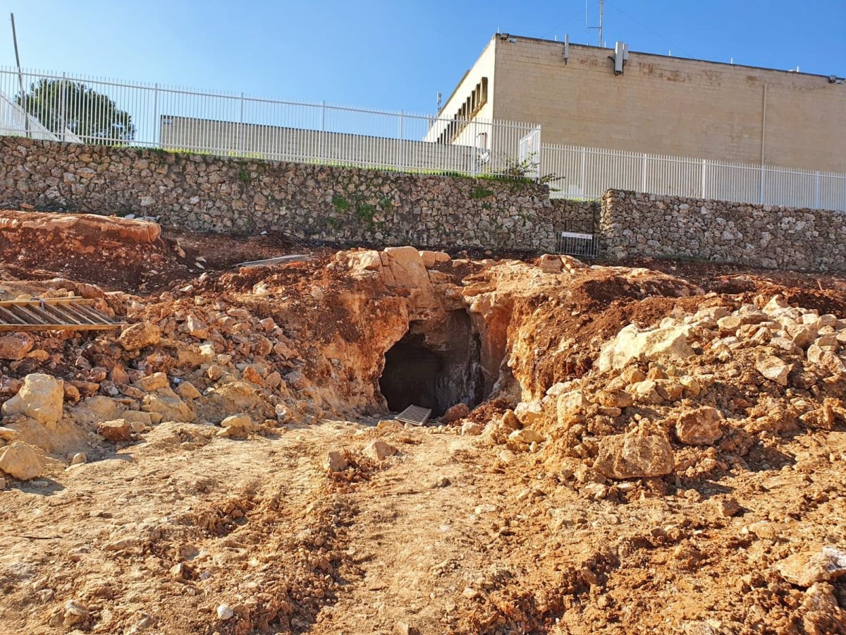 בור המים שבו התגלה הרימון. צילום: אוסקר בחרנו, רשות העתיקות