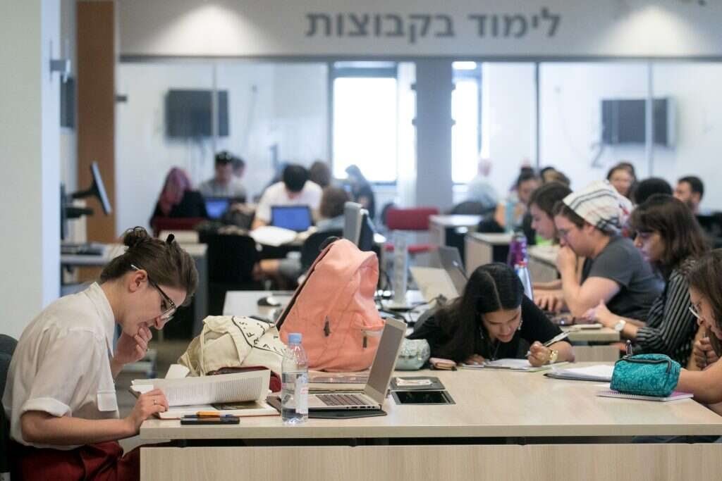 סטודנטים באוניברסיטה. למצולמים אין קשר לכתבה. צילום: מרים אלסטר, פלאש 90