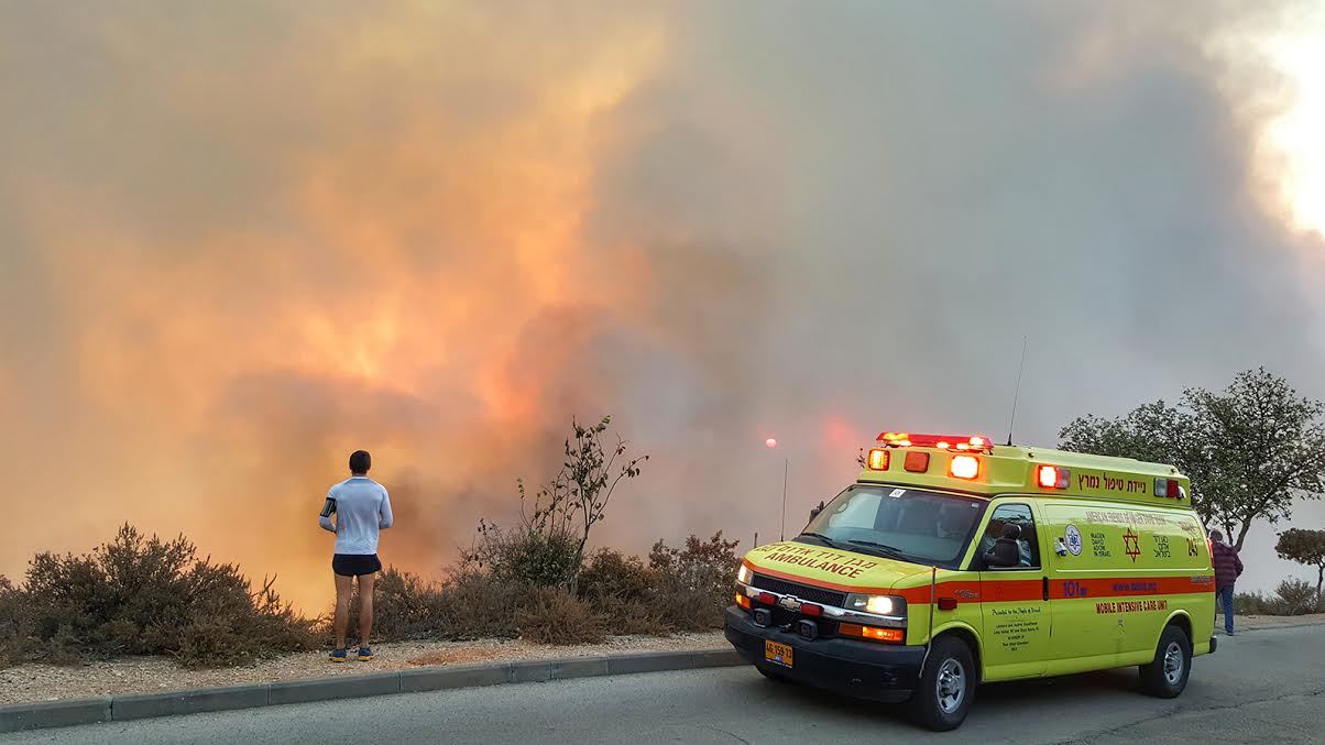 גל שריפות: צוותי כבאות והצלה פועלים לכיבוי אש שמתקרבת ...